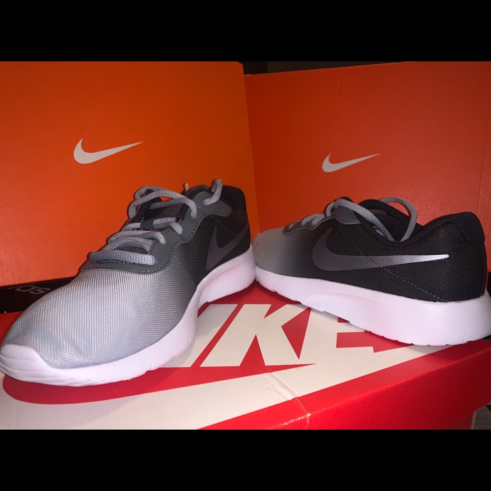 Nike Tanjun running shoes women’s 6